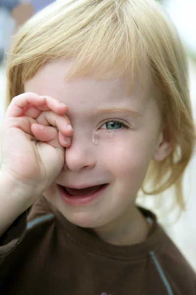 Sevimli sarışın küçük kız portre ağlıyor — Stok fotoğraf