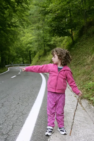 Menina bonito em uma estrada da floresta — Fotografia de Stock