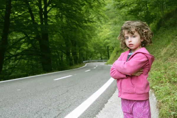 Roztomilá holčička v lesní cesta — Stock fotografie