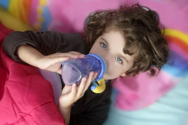 Bedårande liten tjej dricka flaska — Stockfoto