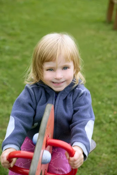 Блондинка очаровательная маленькая девочка играет на детской площадке — стоковое фото