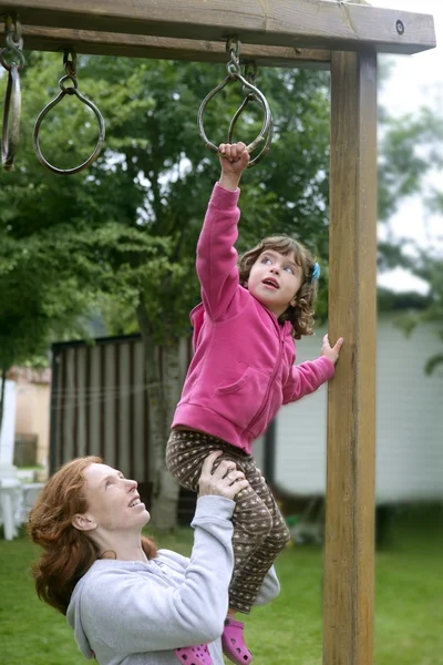 Hija y madre jugando en el patio — Foto de Stock