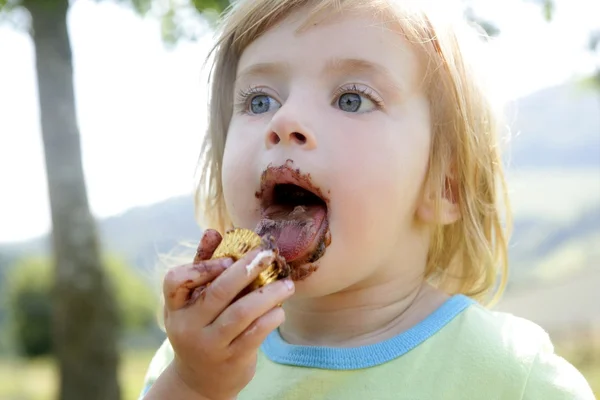 Urocza dziewczynka jedzenie czekolady — Zdjęcie stockowe