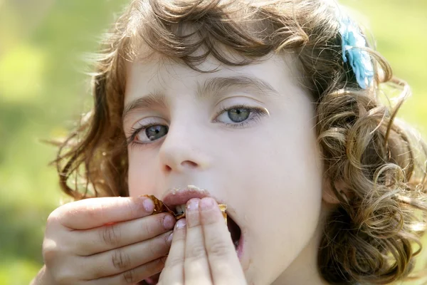 초콜릿을 먹는 귀여운 어린 소녀 — 스톡 사진