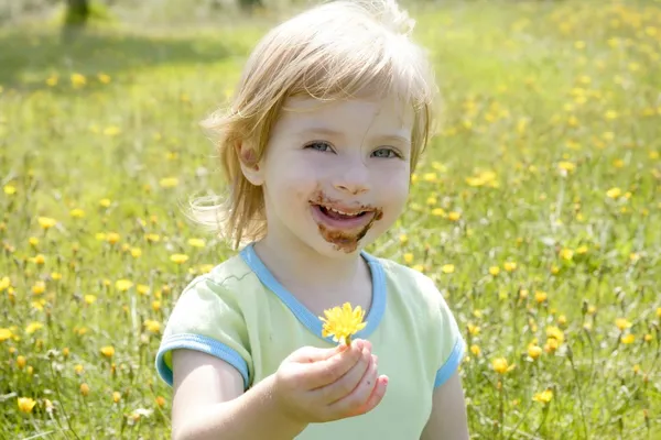Çikolata yiyen sevimli küçük kız — Stok fotoğraf