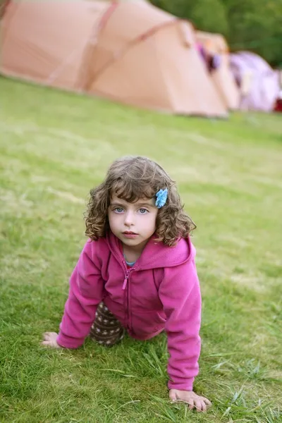 Camping tienda de vacaciones con niña en la naturaleza —  Fotos de Stock
