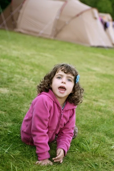 Camping tenda férias com a menina na natureza — Fotografia de Stock
