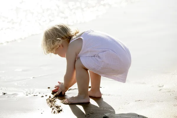 漂亮的小女孩，在海滩上玩 — 图库照片