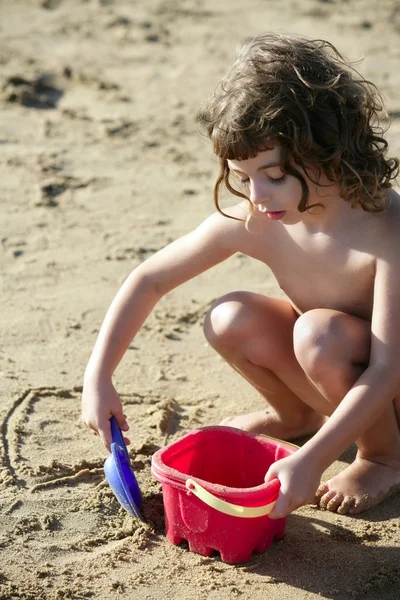 Güzel küçük bir kız sahilde oynarken — Stok fotoğraf