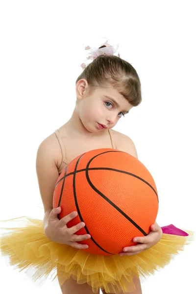 Балерина маленькая девочка с баскетбольным мячом — стоковое фото