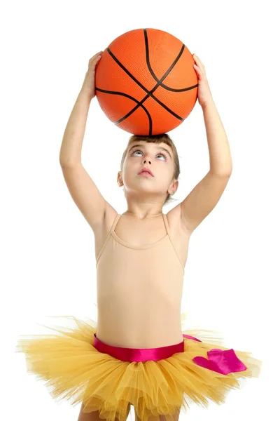 Ballerina kleines Mädchen mit Basketball-Ball — Stockfoto