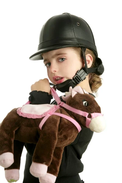 Cavalgando boné menina abraço brinquedo cavalo — Fotografia de Stock