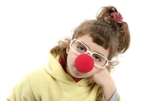 Traurige Clownsnase kleines Mädchen mit großer Brille — Stockfoto