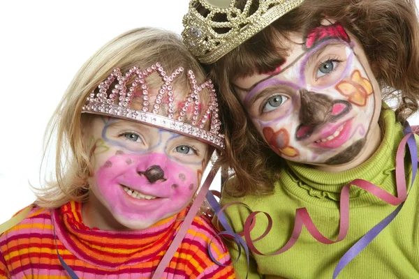 塗装の幸せそうな顔を持つ小さな二人の姉妹をパーティーします。 — ストック写真