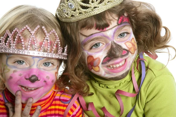 塗装の幸せそうな顔を持つ小さな二人の姉妹をパーティーします。 — ストック写真