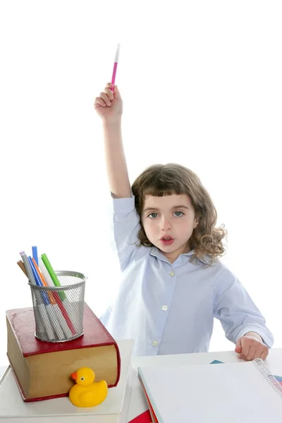 Öğrenci kadar el işaretçisi yükselen küçük kız — Stok fotoğraf