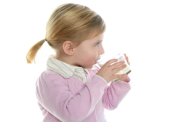 Petite fille blonde buvant un verre de lait — Photo