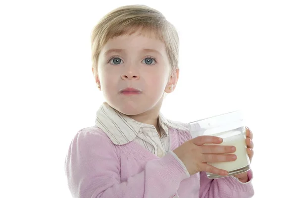 Loira menina bebendo copo de leite — Fotografia de Stock