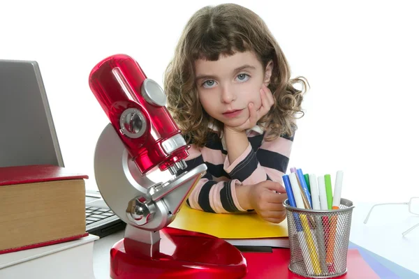 Студентська дівчинка з мікроскопом і ноутбуком — стокове фото