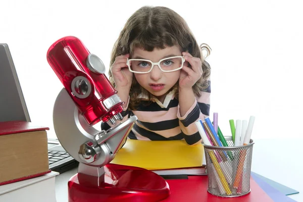 Estudiante niña con microscopio y portátil — Foto de Stock