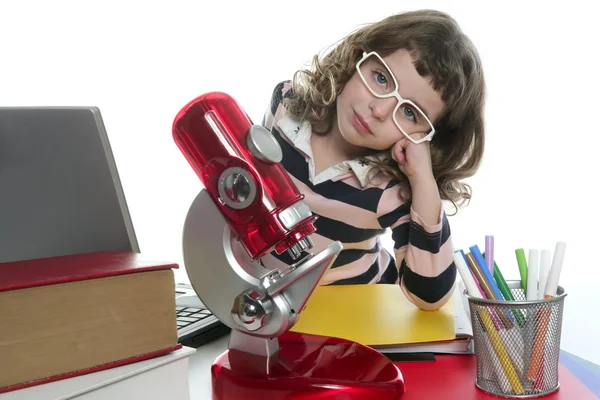 Studente bambina con microscopio e laptop — Foto Stock