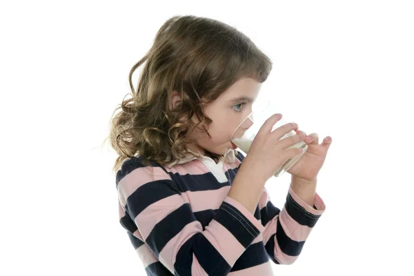 Brunetka dziewczynka picia szklankę mleka — Zdjęcie stockowe