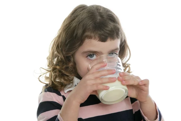 Bruneta holčička pít sklenici mléka — Stock fotografie