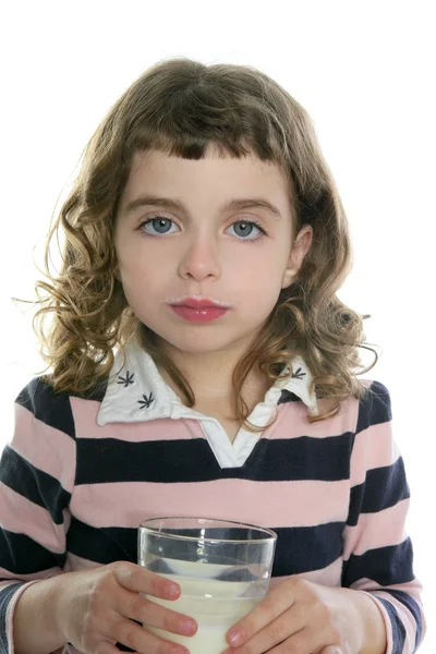 Брюнетка дівчинка, питне скло молока — стокове фото