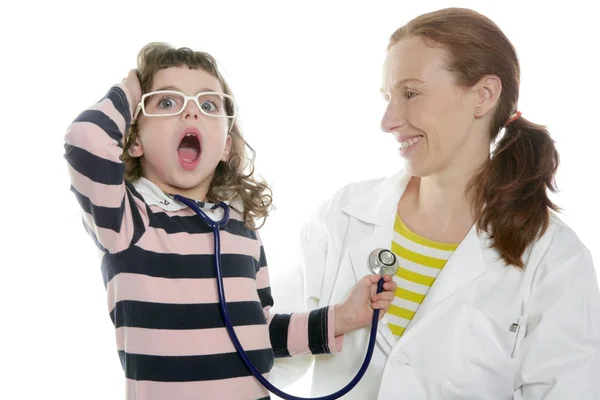 Pequeno gesto menina fingindo médico — Fotografia de Stock