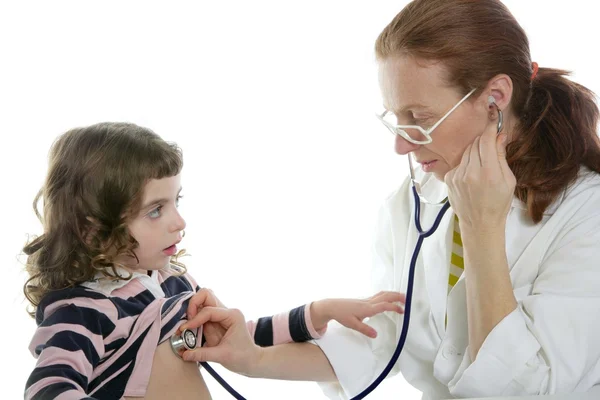 Pediatra mulher médico estetoscópio menina — Fotografia de Stock