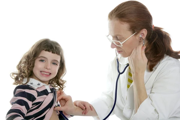Pediatra mulher médico estetoscópio menina — Fotografia de Stock