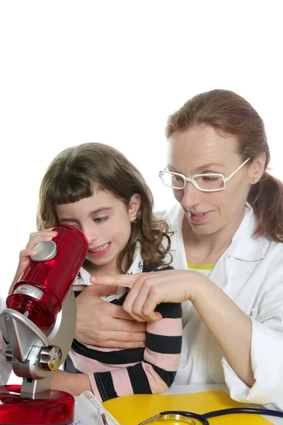 Doktor kadın öğretmen ve öğrenci mikroskobu — Stok fotoğraf