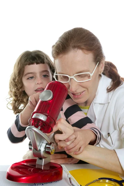 Врач женщина учитель и зрачок микроскоп — стоковое фото
