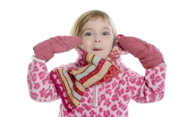 ピンクのスカーフおよび手袋とブロンドの女の子 — ストック写真