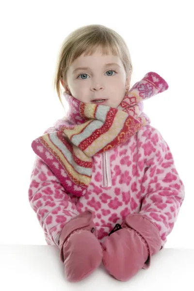Blondes kleines Mädchen mit rosa Schal und Handschuhen — Stockfoto