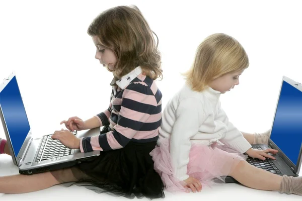 Två små flickor syster med dator bärbara datorer — Stockfoto