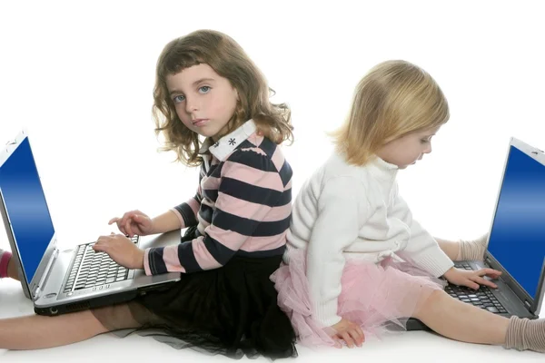 ラップトップ コンピューターで 2 人の少女姉妹 — ストック写真