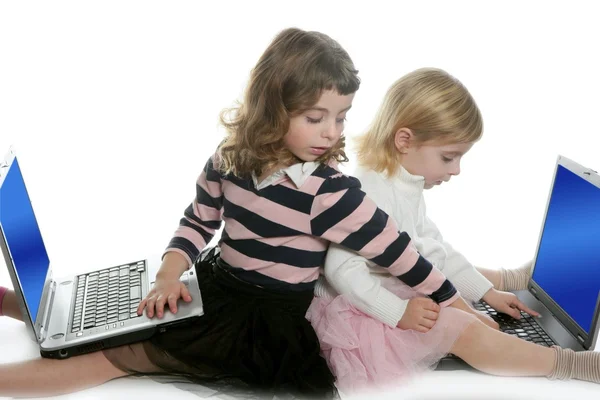 Två små flickor syster med dator bärbara datorer — Stockfoto