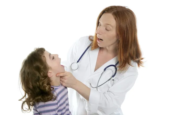 Médico pediatra mulher exame médico — Fotografia de Stock