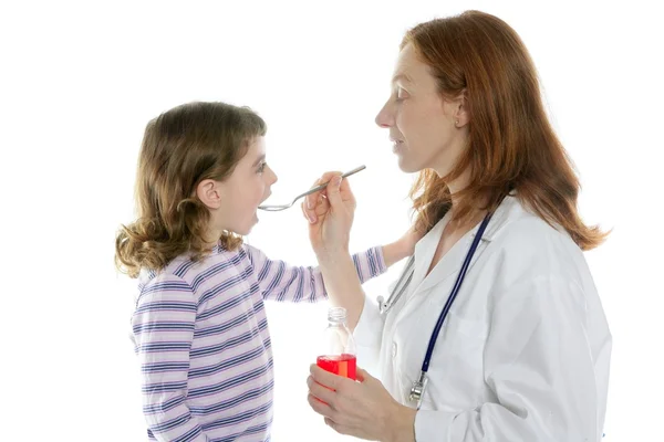 医師の小児科医女性スプーンの薬 — ストック写真