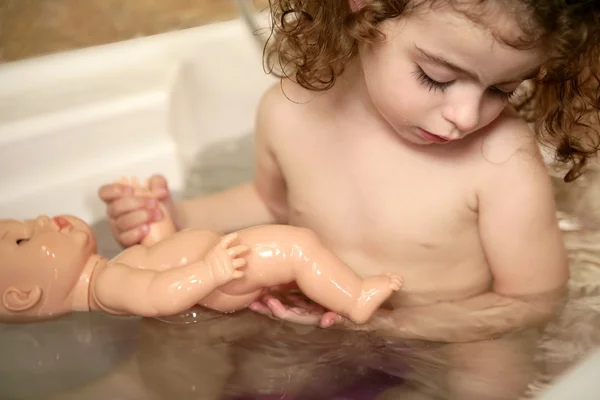Bebê menina tomando banho no banheiro — Fotografia de Stock
