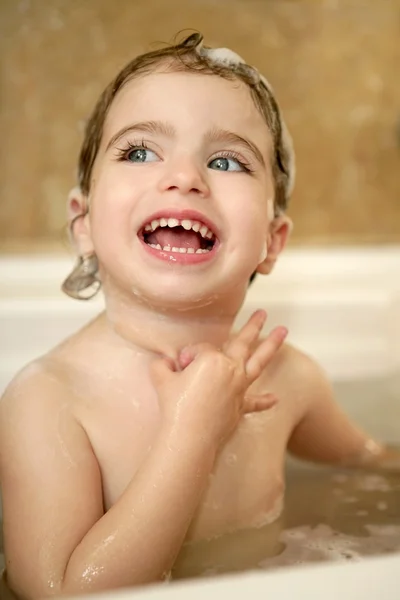Bébé petite fille ayant bain sur salle de bain — Photo