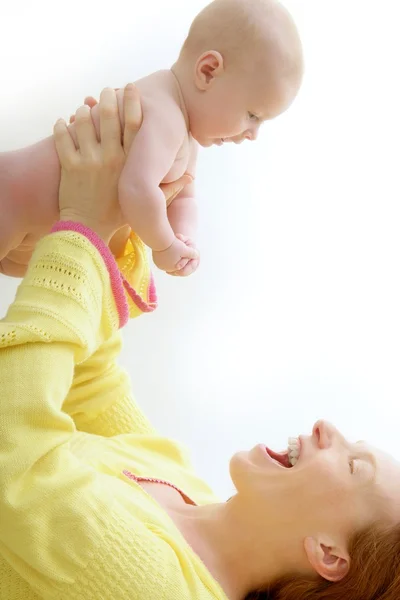 Mãe segurando bebê nu jogando — Fotografia de Stock