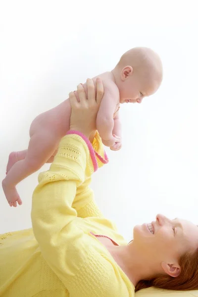 Madre sosteniendo desnuda bebé jugando — Foto de Stock