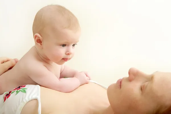Baby naakt blond op armen van moeder — Stockfoto