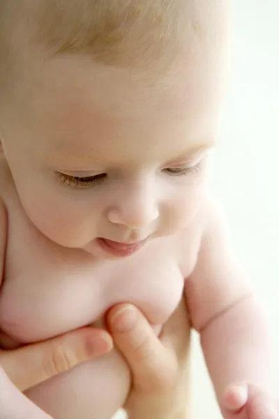 Baby naakt blond op armen van moeder — Stockfoto