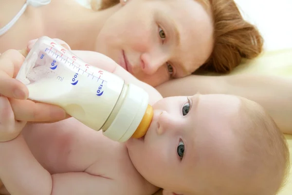 Dziecko do picia butelka z rąk matki — Zdjęcie stockowe