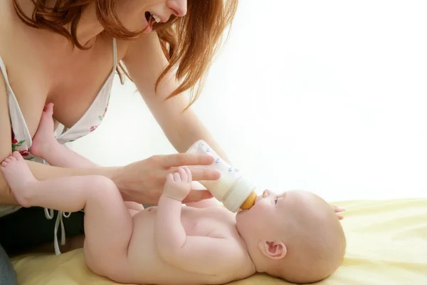 Desnuda rubia bebé jugando madre manos — Foto de Stock
