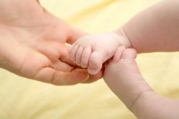 Γυμνό ξανθό μωρό που παίζει την μητέρα χέρια — Stockfoto