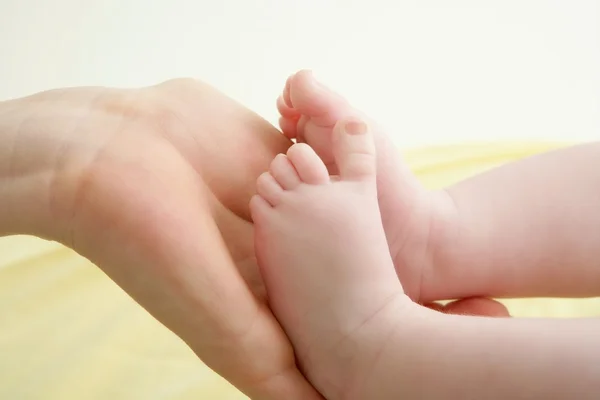 Γυμνό ξανθό μωρό που παίζει την μητέρα χέρια — Stockfoto